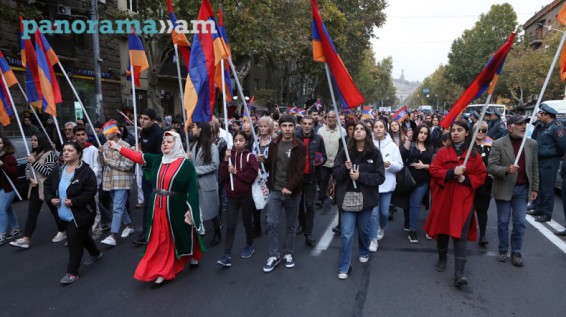 В Ереване проходит шествие – «единение, борьба и победа»