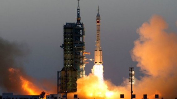 Китай запустил пилотируемый космический корабль с двумя космонавтами