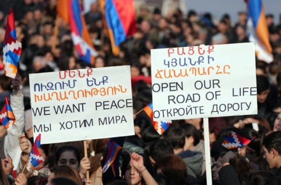 Бегларян сообщил о 60-70 тыс. участников митинга в Степанакерте