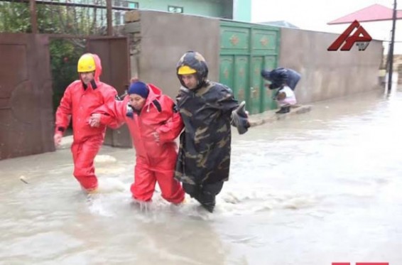 Բաքվում հորդառատ անձրևների հետևանքով տների բակերն ու փողոցները ջրի տակ են հայտնվել