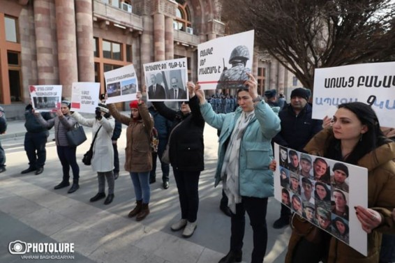 В Ереване прошла акция протеста в память о погибших в пожаре в Гегаркунике военнослужащих