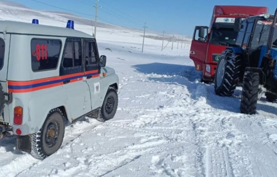 Два грузовика застряли в снегу на севере Армении