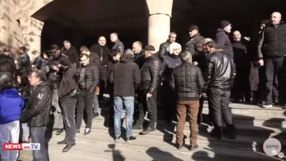 Родители погибших в 44-дневной войне солдат проводят акцию протеста перед зданием Следственного комитета Армении