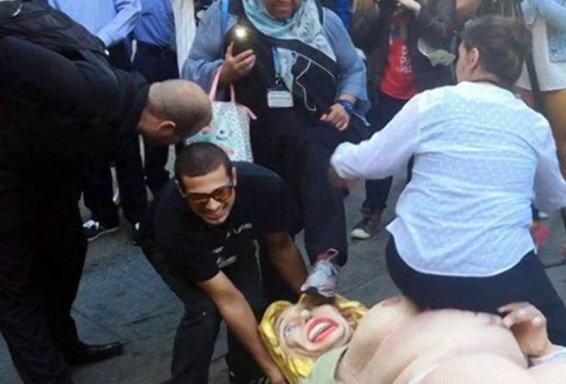 Նյու Յորքում քաշքշուկ է տեղի ունեցել կիսամերկ Քլինթոնի արձանի պատճառով