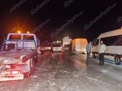 Из-за гололеда около 300 автомобилей застряли на трассе Ереван-Гюмри