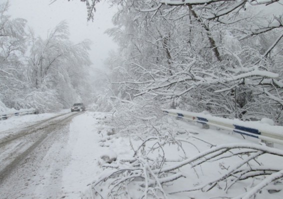 Ջերմուկ, Սարավան-Զանգեր ճանապարհին եւ Վարդենյաց լեռնանցքում ձյուն է տեղում