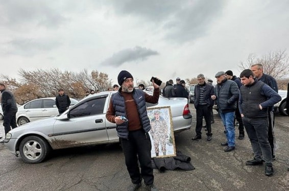 «Իմ հարցերին պատասխանելու ընդունակություն չունի, էլ ի՞նչ պաշտպանության նախարար»․զոհված զինծառայող Պալյան Պողոսյանի ծնողները մի քանի ժամով փակել էին Գյումրի-Երևան ճանապարհը