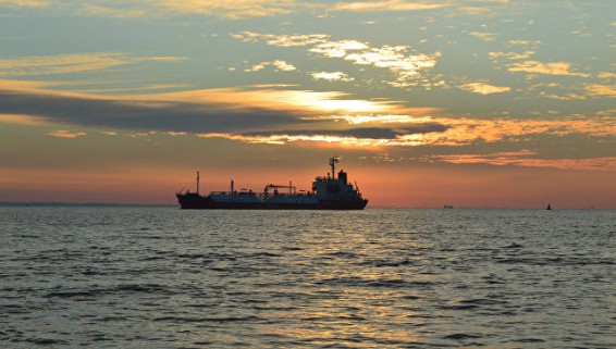 В Китае на борту нефтяного танкера прогремела серия взрывов