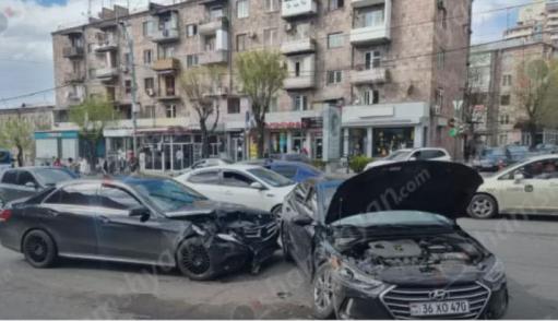 Երևանում բախվել են Mercedes E-ն և Hyundai Sonata-ն․ 3 վիրավորներից 2-ին դուրս են բերել փրկարարները