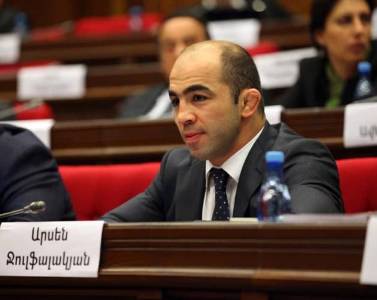 «Հրապարակ». Արսեն Ջուֆալակյանի պատճառով հանրայինի լրագրողին զրկել են իր հեղինակային հաղորդումը վարելուց