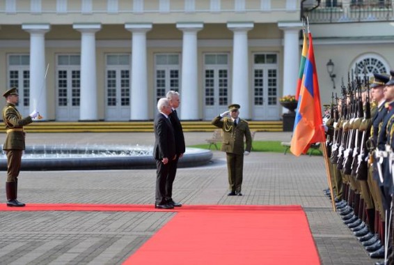 Президент Литвы готов в меру своих возможностей содействовать установлению мира на Южном Кавказе