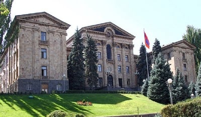 «Ժողովուրդ». Խաչքարի, գերեզմանաքարի և հուշարձանի կողքին՝ բացօթյա սրճարան Ազգային ժողովի բակում.