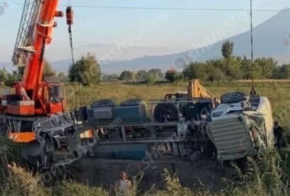 Բեռնատարը դուրս է եկել երթևեկելի գոտուց ու գլխիվայր հայտնվել դաշտում. կա վիրավոր