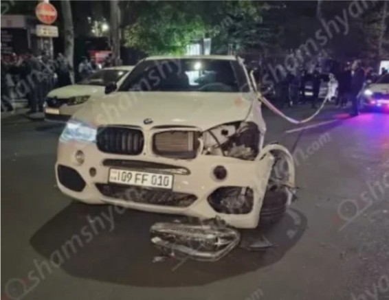 BMW X5-ը ավտոմեքենաների ջարդի հեղինակ. վնասվել են X5-ը, Mercedes-ը, 3 Toyota-ն ու ոստիկանական Renault-ը․ shamshyan.com