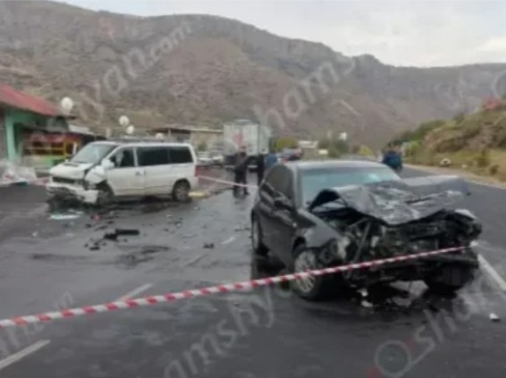 Ողբերգական վթար՝ Վայոց ձորում. բախվել Mercedes Vito-ն և Volkswagen Golf-ը, կա 1 զոհ. 3 վիրավորներից 2-ը երեխաներ են