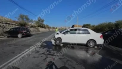 Բախվել են Nissan Tida ու Hyundai Santa Fe ավտոմեքենաները. կան վիրավորներ