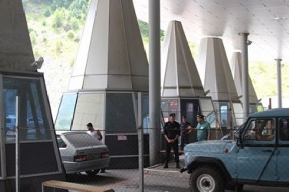 Վերին Լարսում ձերբակալվել է 3 երիտասարդ՝ ԴԱԻՇ-ի հետ կապեր ունենալու կասկածանքով