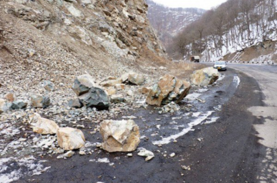 Քարաթափման հետևանքով Գնդևազ-Ջերմուկ ճանապարհի երթևեկությունը դարձել է միակողմանի