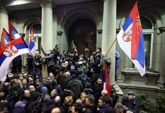 Протестующие в Белграде пытаются штурмовать здание городской администрации