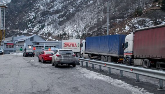 Дорога из Грузии в Россию через Ларс открылась для легковых автомобилей