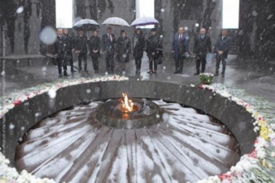 Photo.Բելգիայի Սենատի նախագահը հարգանքի տուրք է մատուցել Ծիծեռնակաբերդում