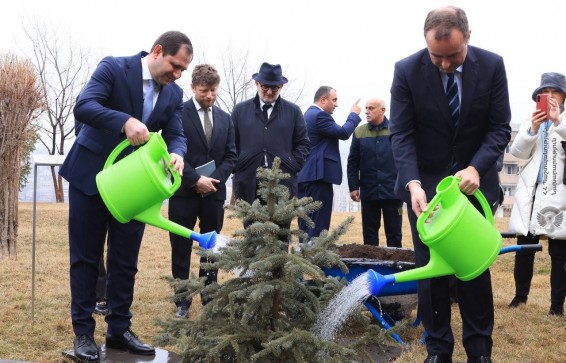 Ֆրանսիայի զինված ուժերի նախարարը ՊՆ վարչական համալիրի տարածքում անվանական եղևնի է տնկե