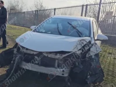 25-ամյա վարորդը «Toyota Corolla»-ով ԱՄՆ դեսպանատան մոտ բախվել է բազալտե եզրաքարին ու հայտնվել դեսպանատան պարսպի մոտ