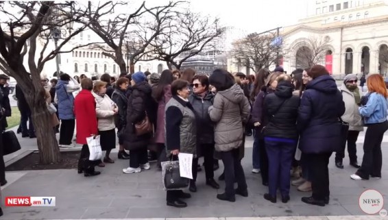 Сотрудники Института тонкой органической химии проводят акцию протеста перед зданием Правительства Армении