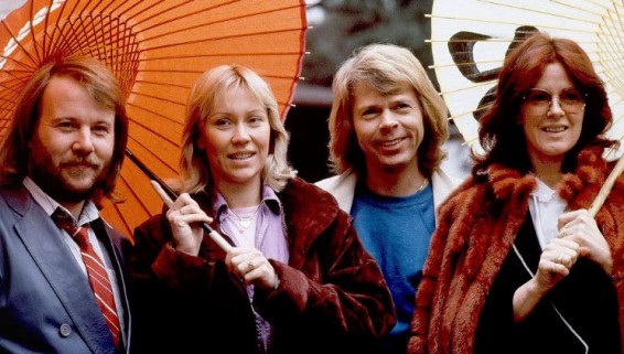 Король Швеции наградил участников группы ABBA рыцарскими орденами