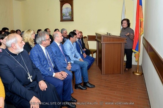 Ավանցի ընթերցասերները հանդիպել են անվանի գրողի հետ