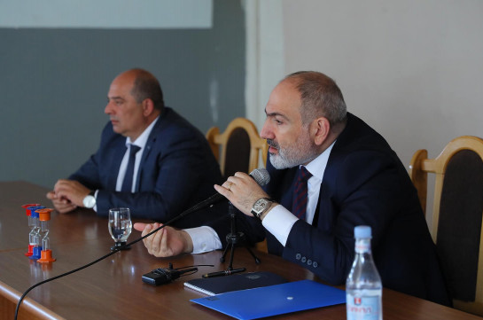 Ոսկեպարում վարչապետը բնակիչներին ներկայացրել է սահմանազատման գործընթացում առկա իրավիճակը