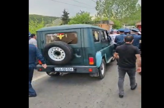 «Ժողովրդի վրա ես քշում, արա՛», «ոստիկանները նայում են, թե ոնց ա բախում լինում»․ Տավուշում ԵԿՄ-ի մեքենային թույլ չտվեցին անցնել փակ ճանապարհով