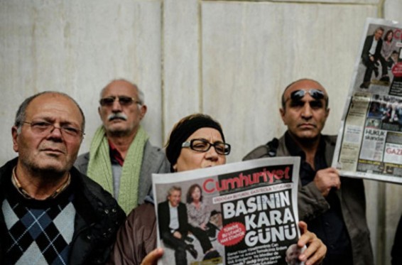 Թուրքիայում դատարանը կալանավորել է ընդդիմադիր «Ջումհուրիյեթ» թերթի 9 աշխատակցի