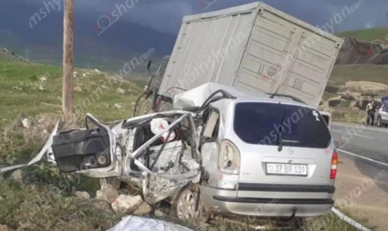 Սյունիքի մարզում բախվել են «Opel Zafira»-ն ու «KamAZ»-ը, կա 2 զոհ, 1 վիրավոր