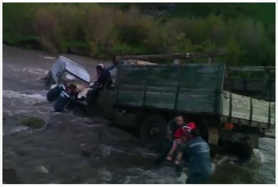 Грузовик с двумя малолетними детьми свалился в реку в Цовагюхе