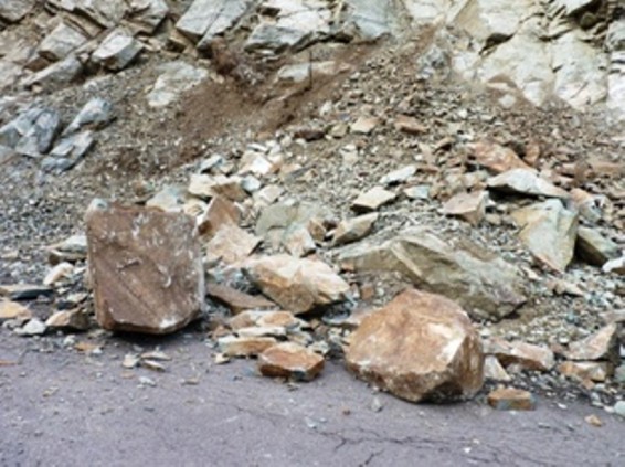 Քարն ընկել է Բաղրամյան-Պռոշյան խաչմերուկի երթեւեկելի հատված. օգնել են փրկարարները