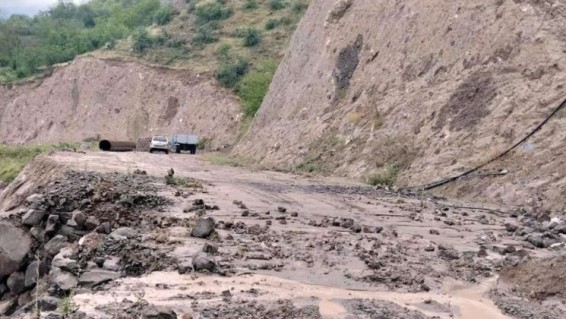 Сильные дожди размыли часть дороги Хот-Воротан на юге Армении