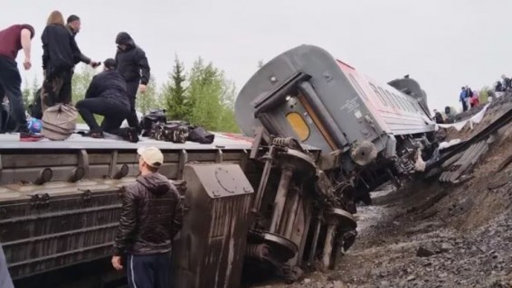 На месте схода пассажирского поезда в Коми обнаружены тела двух человек