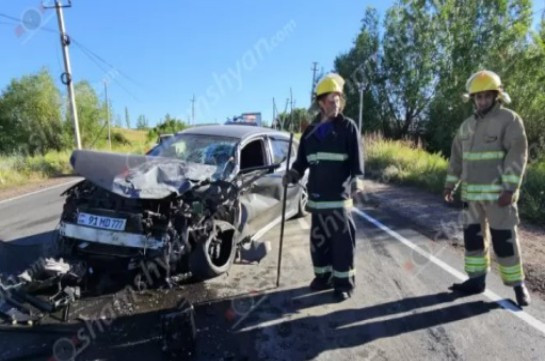 Արտաշավանում բախվել են «Nissan Altima»-ն ու «Ford Transit»-ը․ կան վիրավորներ