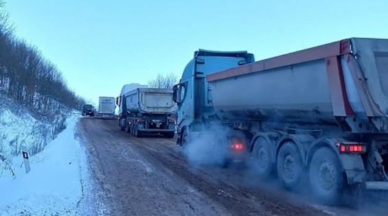 На дорогах из Еревана в Сюник - снег и гололед