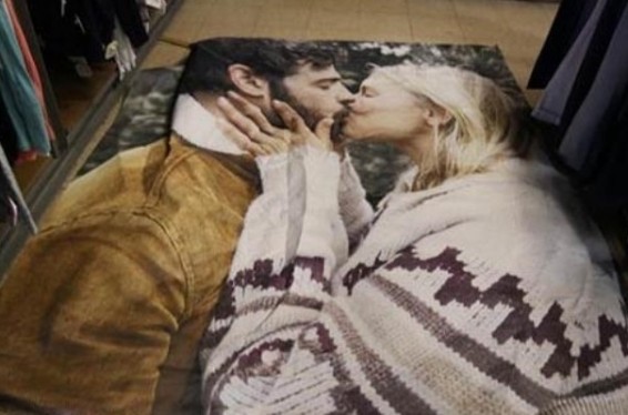 Էրդողանի կուսակցության անդամը բողոքել է համբուրվող զույգի նկարով պաստառի դեմ