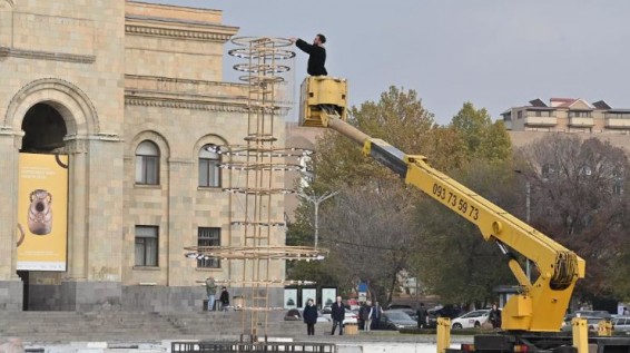 Почему праздничное украшение Еревана началось за два месяца до Нового года