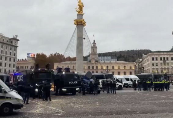 Напряженная ситуация в центре Тбилиси, усилены меры безопасности в ожидании первого заседания нового парламента