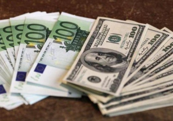 Կտրուկ տատանում. դոլարն էժանացել է 1 դրամով, եվրոն՝ 2,5 դրամով