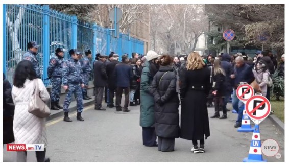 Перед офисом ООН в Армении проходит акция протеста с требованием освободить пленных армян, удерживаемых в Баку