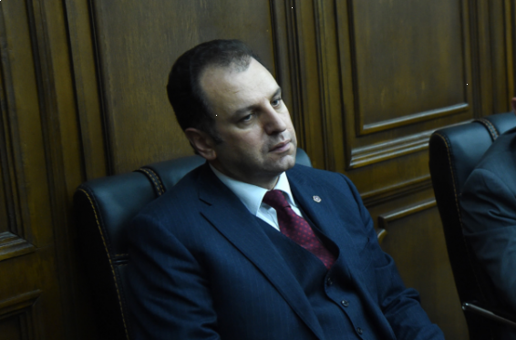 Ժամկետային զինծառայողները անվճար ծխախոտի փոխարեն այսուհետ գումար կստանան. Վիգեն Սարգսյան