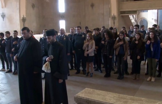 Video. Դպրոցականները ոստիկանների ուղեկցությամբ այցելեցին Երևանի Սուրբ Գրիգոր Լուսավորիչ մայր եկեղեցի