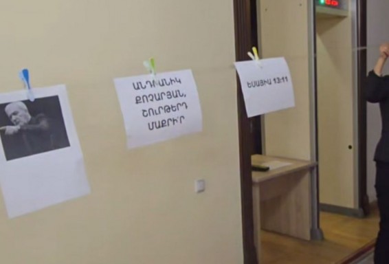 Армянские журналисты устроили акцию в парламенте из-за неэтичного поведения депутата Андраника Кочаряна