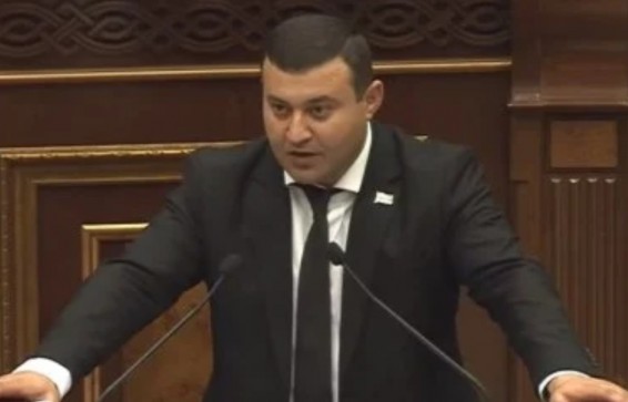«Ժողովուրդ». Ինչու է Նարեկ Գրիգորյանն իր աղջկա անունը Սմայլիկ դրել եւ բողոքում ԱԺ ամբիոնից