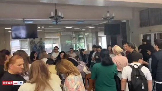 Ученики ереванской школы имени Пушкина объявили забастовку: они против увольнения директора